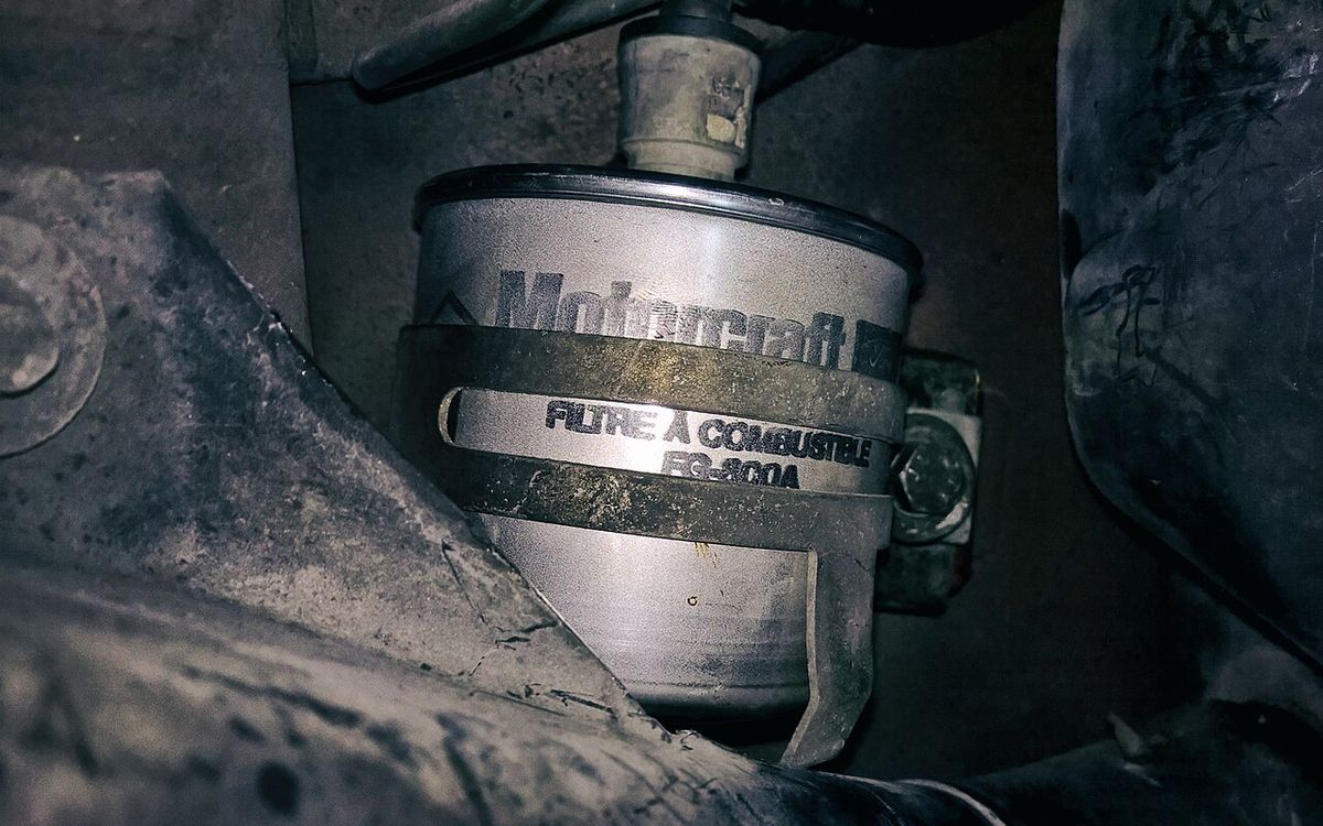 Filtro de combustível instalado embaixo do carro